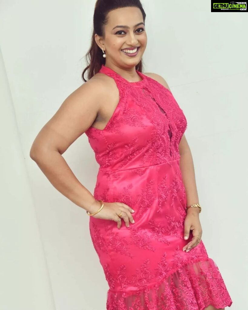 Ester Noronha Instagram - I'm NOT here to FIT IN. I'm here to STAND OUT. 😉👸🏻 For : THE VACANT HOUSE First Pressmeet Designer : @lukeevsdesignsgoa MUA : @oushk_makeovers Hairstylist : @glamupby_shwethagowda #thevacanthouse #janetnoronhaproductions #esternoronha #mydebut #director #musicdirector #debut #myfirst #firsts #kannada #konkani #telugu #multilingual #movie #gearingup #gettingready #comingsoon #Godbless #muchlove SRV Theater