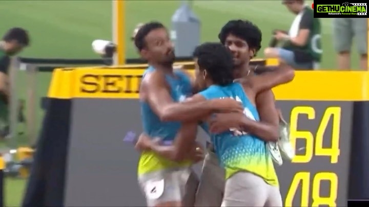 Farhan Akhtar Instagram - What a race..!! India storms into the finals coming second behind USA in the 4x400 men’s relay at the @worldathletics meet in Budapest. Congratulations to the boys.. Muhammed Anas, Amoj Jacob, Muhammed Ajmal and Rajesh Ramesh .. and to the coach and crew. One more race to go .. good luck team.. we’re right behind you. ♥