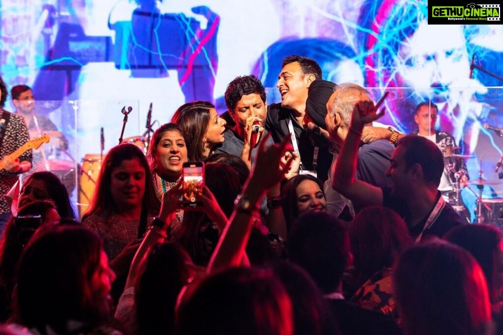 Farhan Akhtar Instagram - I think this image pretty much sums up how involved the audience got at the 25 year celebration of EO Delhi chapter 😂😂 .. could definitely feel the love in the room. On a serious note, we had a great time entertaining you. Good luck and enjoy your upcoming trip to Spain 😎 @eonewdelhi @farhanliveofficial @aman_anand0807 Image @akhileshganatraphotography