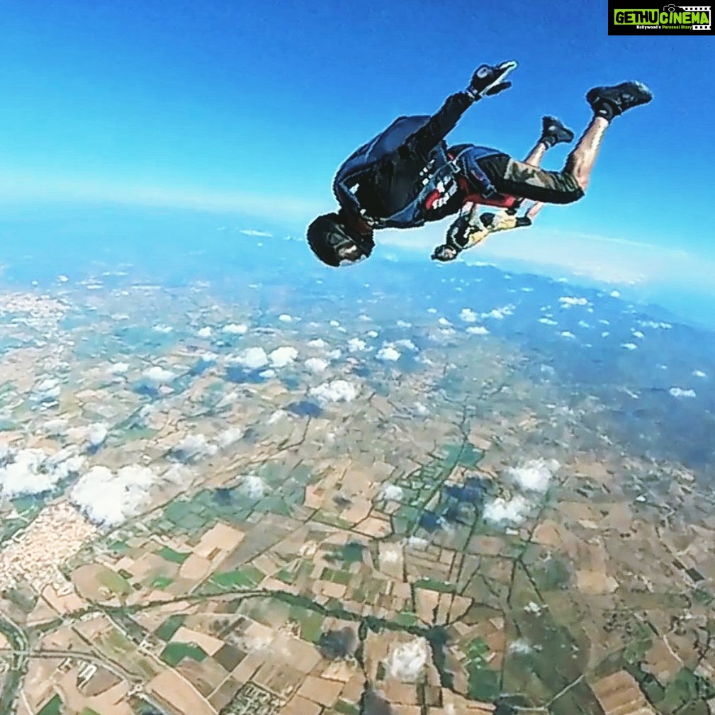 Farhan Akhtar Instagram - Tracking with the 🐰 #Pelon @skydiveempuriabrava #freefall #anglefly #airtime #takeitoutside #FarOutdoors 📷 @mickael.lamy_babylon 🙌🏽♥️