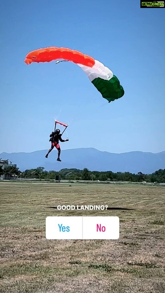 Farhan Akhtar Instagram - Down to earth 😇 @skydiveempuriabrava #Spain #skydiving #freefall #canopy #solobwoy #FarOutdoors 🎥 @chatdelalune
