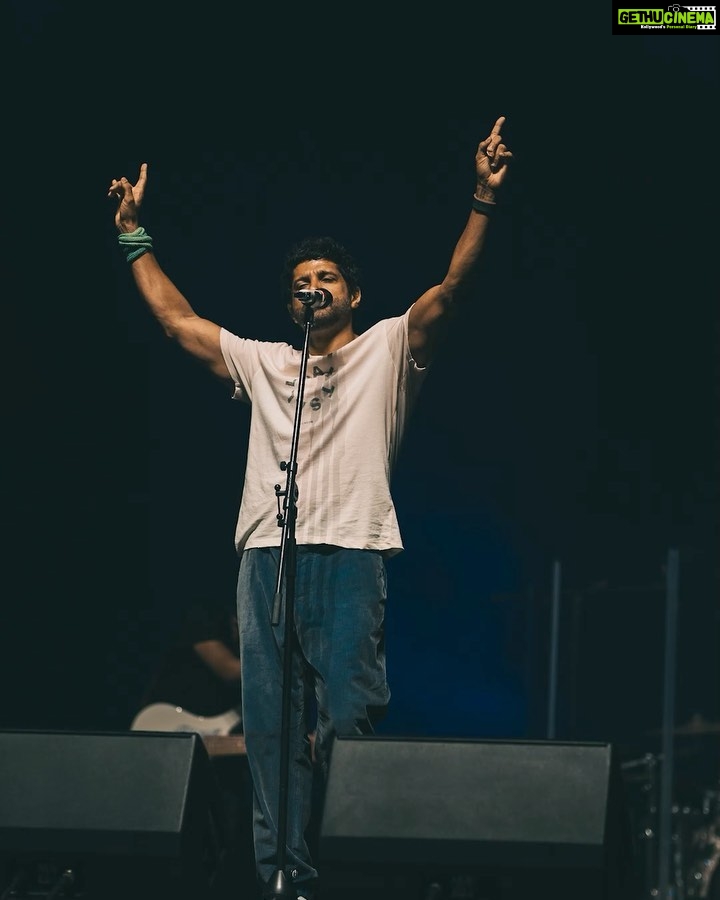 Farhan Akhtar Instagram - What a lovely night Dubai .. thank you for spending your evening with us .. was an absolute treat performing for you ♥️ Thank you @blubloodme @cocacolaarena and all who took care of the band .. See you next time. Rock On!! @farhanliveofficial #dubai #music #live Image series @sebporter 👊🏽