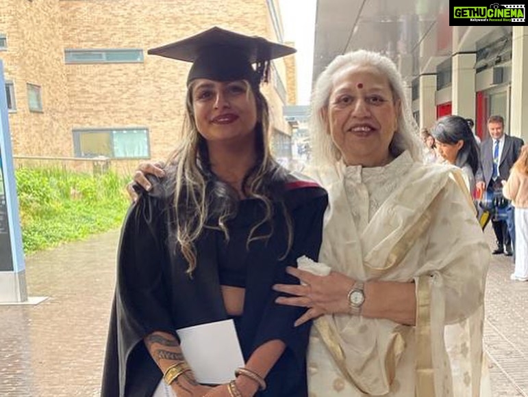 Farhan Akhtar Instagram - Congratulations to our graduate, Shakya .. such a proud moment to be there as a family and celebrate your achievement. Onwards and upwards .. the world is yours. ♥️ Missed you @akiraakhtar @zoieakhtar #lancasteruniversity #batchof2023