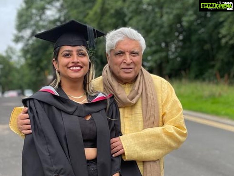 Farhan Akhtar Instagram - Congratulations to our graduate, Shakya .. such a proud moment to be there as a family and celebrate your achievement. Onwards and upwards .. the world is yours. ♥️ Missed you @akiraakhtar @zoieakhtar #lancasteruniversity #batchof2023