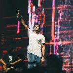 Farhan Akhtar Instagram - What a lovely night Dubai .. thank you for spending your evening with us .. was an absolute treat performing for you ♥️ Thank you @blubloodme @cocacolaarena and all who took care of the band .. See you next time. Rock On!! @farhanliveofficial #dubai #music #live Image series @sebporter 👊🏽