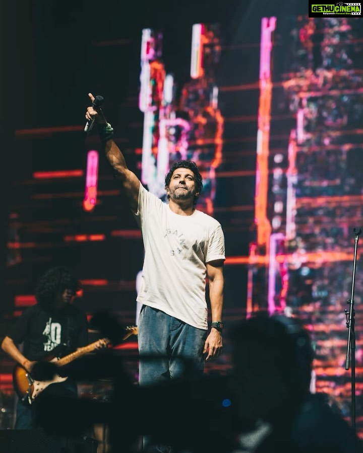 Farhan Akhtar Instagram - What a lovely night Dubai .. thank you for spending your evening with us .. was an absolute treat performing for you ♥️ Thank you @blubloodme @cocacolaarena and all who took care of the band .. See you next time. Rock On!! @farhanliveofficial #dubai #music #live Image series @sebporter 👊🏽