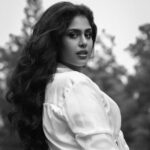 Faria Abdullah Instagram - 2 days to go #TheJengaburuCurse 📷 @pranav.foto Styled by @aishwarya128 Make up @uztheartist Hair @hairbyrajabali Assisted by @kausarsultana3007