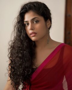 Faria Abdullah Instagram - Going Live on Instagram this Friday 9pm, let’s chat about upcoming stuff and tell me how your week was💕 

Styled by @officialanahita 
Saree: @cyynosurepune
Photo: @sachinbharadwaj