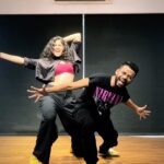Faria Abdullah Instagram - Which city should I teach this ? Dancing with performer pro max @fariaabdullah 🤎 love you 🫶🏽 at my dance home @tangerineartsstudio 🧡 #shazebsheikhchoreography . 🎵 @anuradhasriramofficial 🤎🫶🏽 . . . . . #shazebsheikh #fariaabdullah #trending #explorepage #dance #challenge #workshop #india #tangerineartsstudio Tangerine Arts Studio