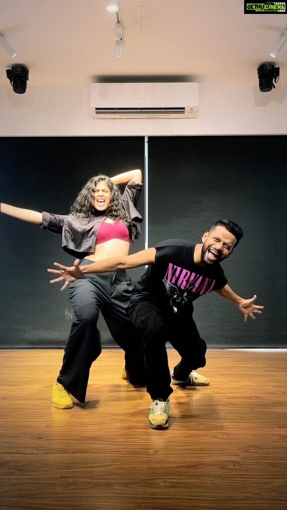 Faria Abdullah Instagram - Which city should I teach this ? Dancing with performer pro max @fariaabdullah 🤎 love you 🫶🏽 at my dance home @tangerineartsstudio 🧡 #shazebsheikhchoreography . 🎵 @anuradhasriramofficial 🤎🫶🏽 . . . . . #shazebsheikh #fariaabdullah #trending #explorepage #dance #challenge #workshop #india #tangerineartsstudio Tangerine Arts Studio