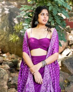 Faria Abdullah Instagram - Princess of the jungle. Except there is no jungle, this is a hotel. And I’m no princess either. So caption invalid. 

Styling @manogna_gollapudi

Outfit @apeksha_the_label

Jewellery @thetrinkaholic

Asst @Sunandini_vijjagiri
@itsvignesh__ 

📷 @kannasrihari