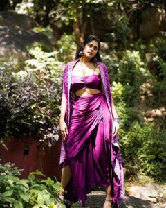 Faria Abdullah Instagram - Princess of the jungle. Except there is no jungle, this is a hotel. And I’m no princess either. So caption invalid. 

Styling @manogna_gollapudi

Outfit @apeksha_the_label

Jewellery @thetrinkaholic

Asst @Sunandini_vijjagiri
@itsvignesh__ 

📷 @kannasrihari