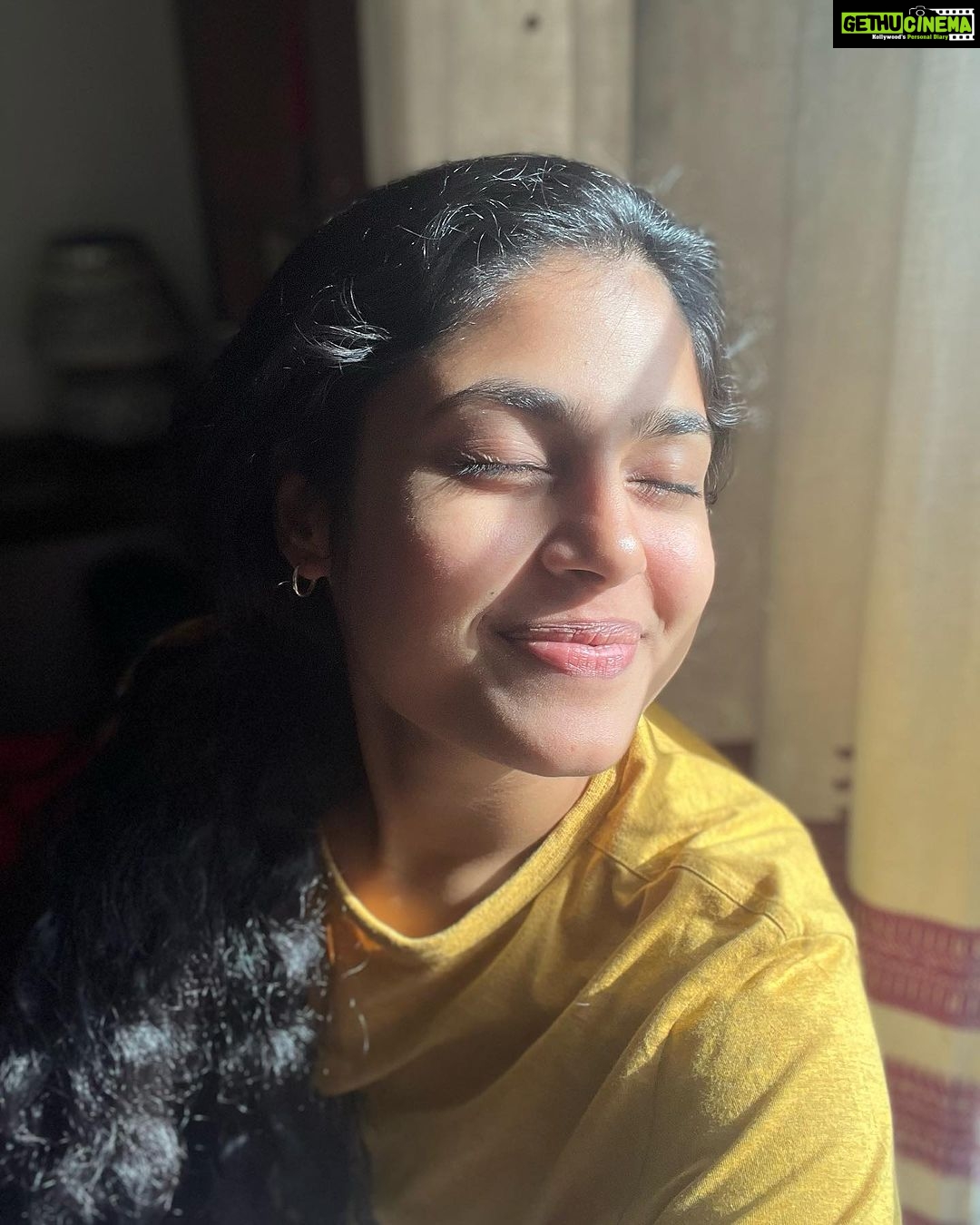 Faria Abdullah Instagram - Wednesday back cam vs front cam feels #Nofilter