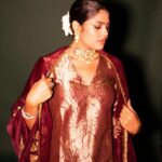 Faria Abdullah Instagram - Red like blood, red like royalty. Styled by @jukalker Styling team @pratimajukalker Outfit @raw_mango Jewellery @mortantra Photographer @kannasrihari