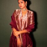 Faria Abdullah Instagram - Red like blood, red like royalty. Styled by @jukalker Styling team @pratimajukalker Outfit @raw_mango Jewellery @mortantra Photographer @kannasrihari