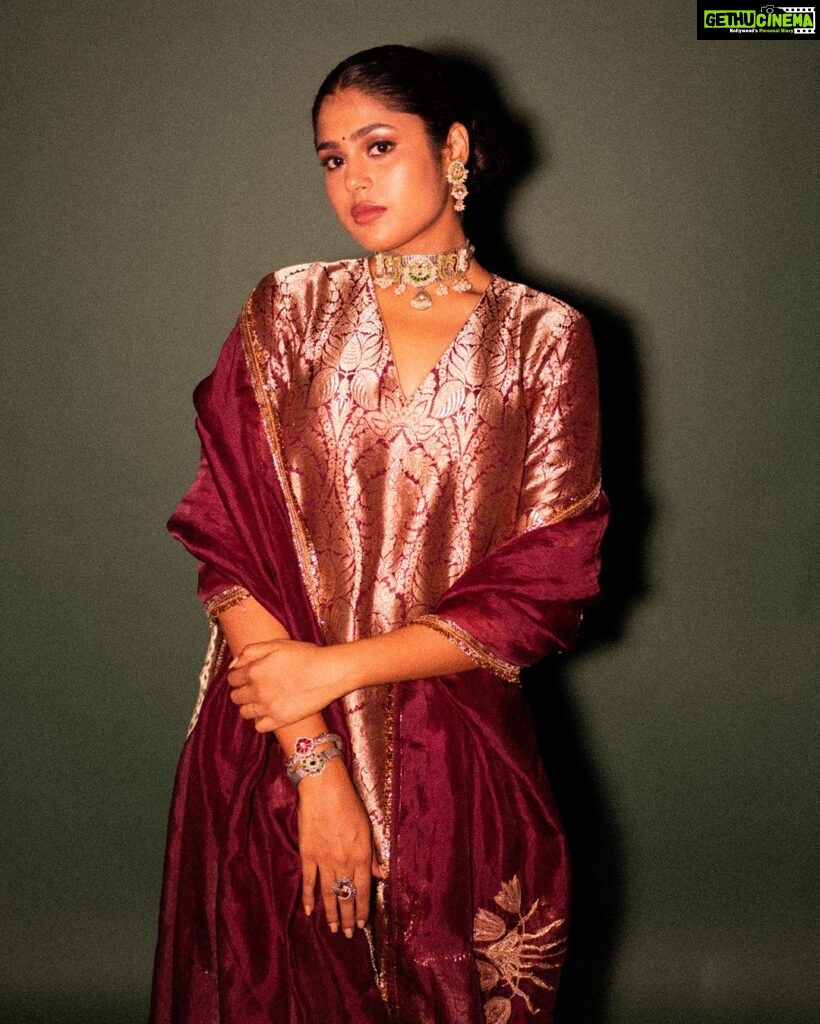 Faria Abdullah Instagram - Red like blood, red like royalty. Styled by @jukalker Styling team @pratimajukalker Outfit @raw_mango Jewellery @mortantra Photographer @kannasrihari