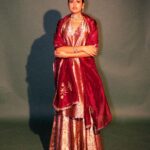 Faria Abdullah Instagram - Red like blood, red like royalty. Styled by @jukalker Styling team @pratimajukalker Outfit @raw_mango Jewellery @mortantra Photographer @kannasrihari