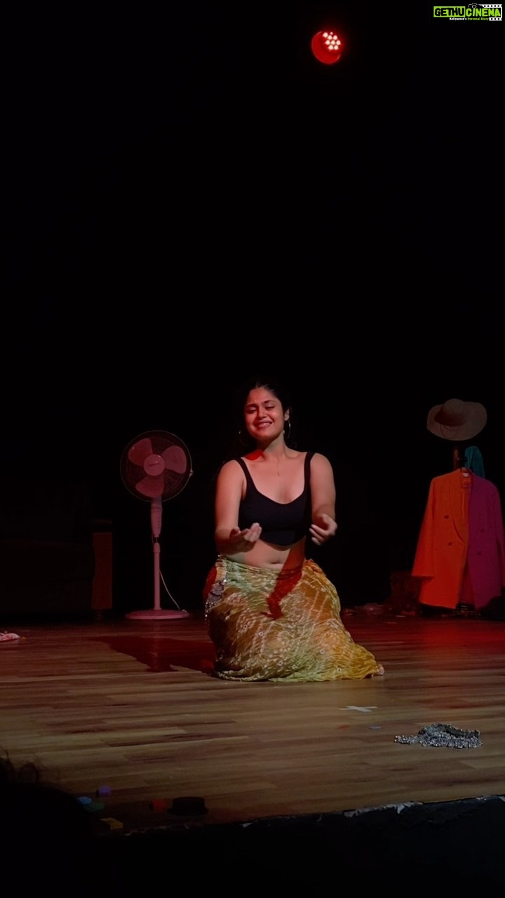 Faria Abdullah Instagram - Tu zariya, hoon main zariya Aur uski kirpa, dariya-dariya Hain jo akhiyan nirmal, duniya nirmal Chhalka-chhalka, chhal-chhal, chhal-chhal We both are paths, you and I And His compassion, an ocean, deep and wide The world is pure, if purity is your sight Overflowing, overflowing, with love inside Ho zubaan koi bhi Bol, dil se tu bol Ya mishri si ho Ya shehed si ho No matter which language, it doesn’t matter If heartfelt words, you choose to utter Like sweet sugar Or honey, maybe Throwback to the time @flockoffux got together for this experience. Miss y’all and miss being on stage♥️ @rangbhoomispaces Homeground🌸