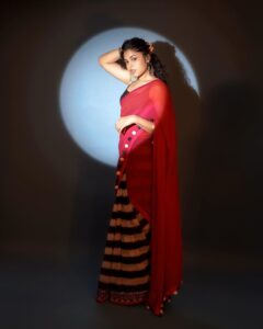 Faria Abdullah Instagram - Going Live on Instagram this Friday 9pm, let’s chat about upcoming stuff and tell me how your week was💕 

Styled by @officialanahita 
Saree: @cyynosurepune
Photo: @sachinbharadwaj