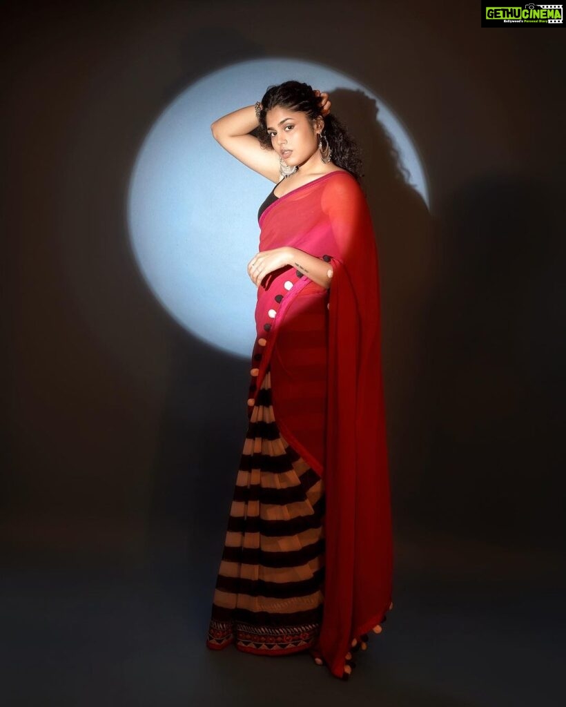Faria Abdullah Instagram - Going Live on Instagram this Friday 9pm, let’s chat about upcoming stuff and tell me how your week was💕 Styled by @officialanahita Saree: @cyynosurepune Photo: @sachinbharadwaj