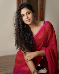 Faria Abdullah Instagram - Going Live on Instagram this Friday 9pm, let’s chat about upcoming stuff and tell me how your week was💕 

Styled by @officialanahita 
Saree: @cyynosurepune
Photo: @sachinbharadwaj