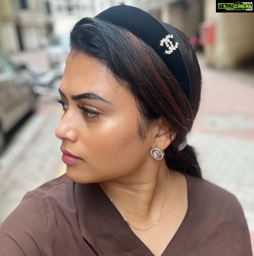 Farina Azad Instagram - Nothing ! Just flaunting my hair band 😋