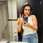 Farina Azad Instagram - Bathroom selfie!