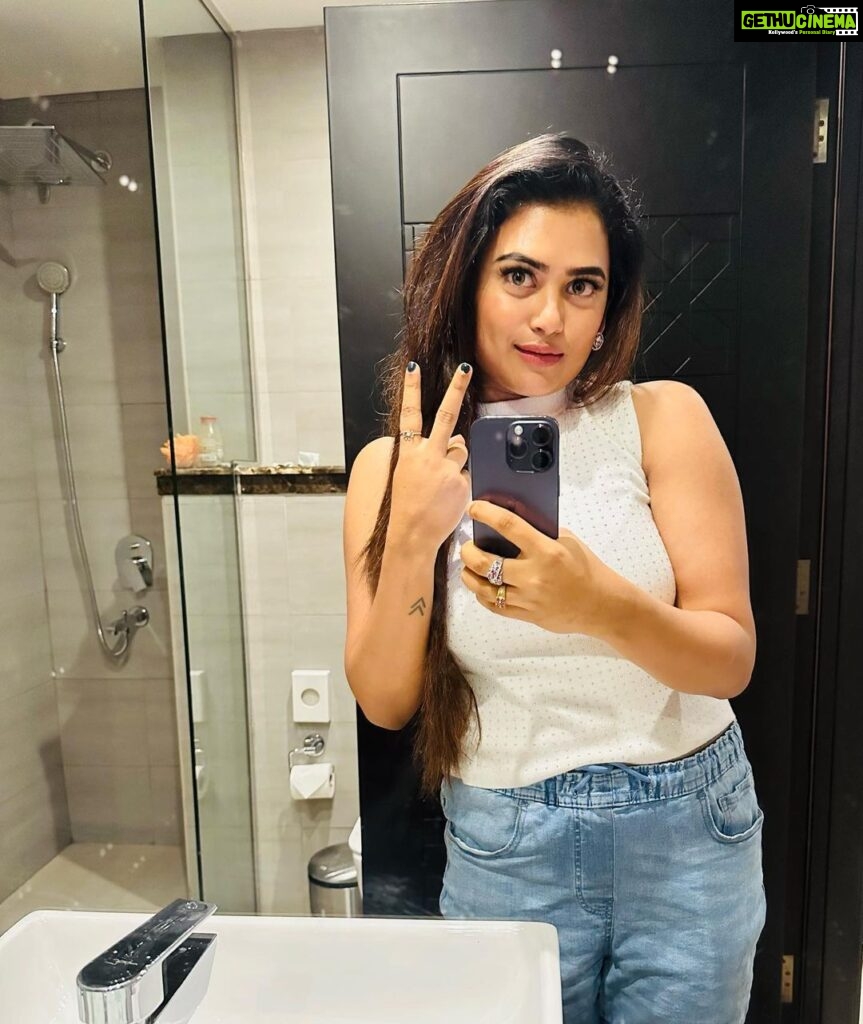 Farina Azad Instagram - Bathroom selfie!