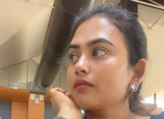 Farina Azad Instagram - When someone peeps in aal ila athangara 🤣