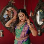 Farina Azad Instagram - Pinadi camera man dha nalla focus la irukaru pola Makeup artist & hairstylist @shades_by_sangeetha Photography @sprayart_photography_
