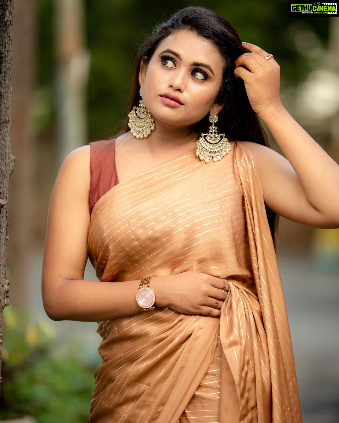 Farina Azad Instagram - Konjam gundu dha aiten pola 😕. Comment your weight loss tips for me plzzz