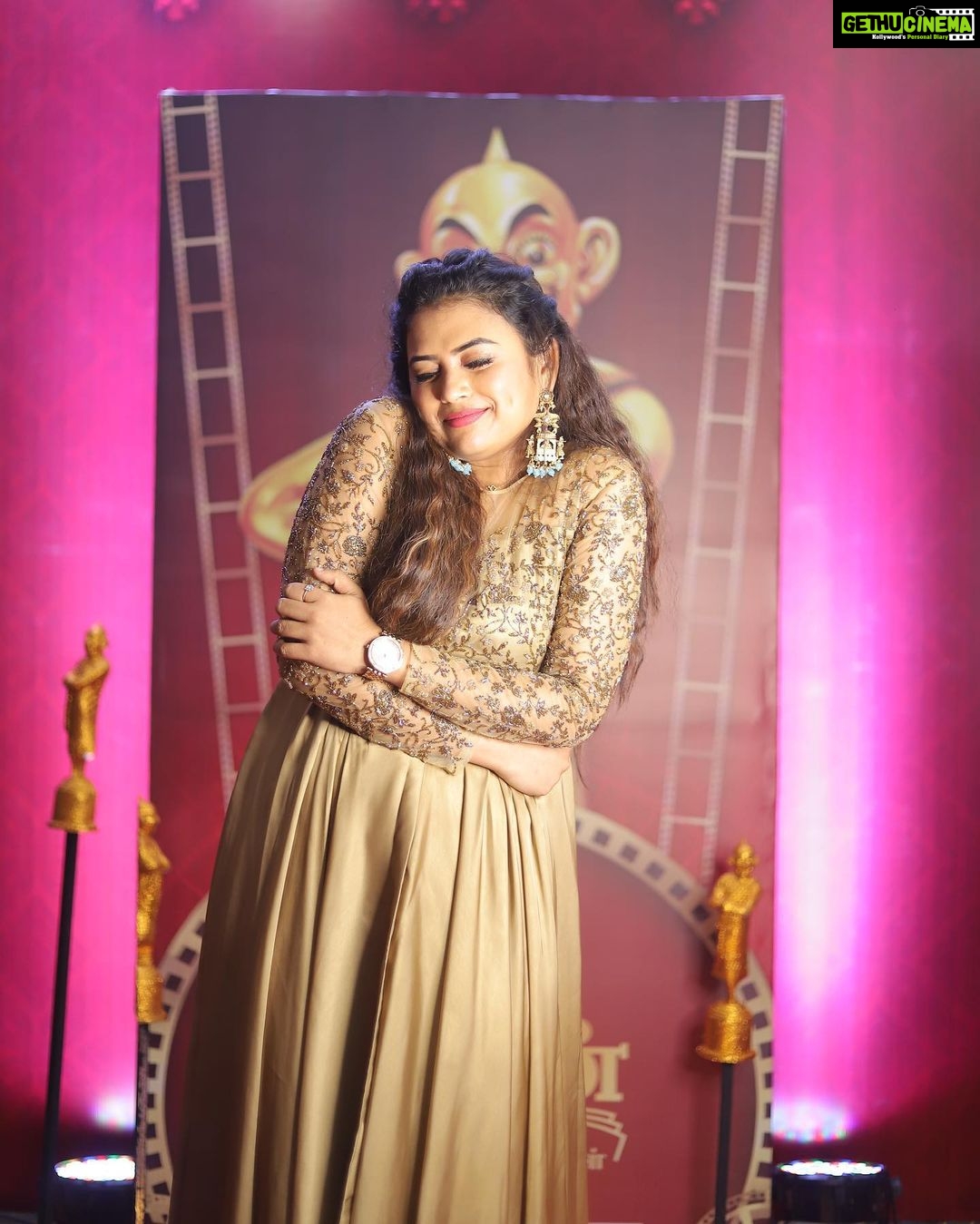 Farina Azad Instagram - Hugs to my Instagram family and fans who has supported me so far and still doing ! Come on hug me back on the comments!!! Outfit : @sameenasofficial Picture : @poovarasanphotography Event : @cinemavikatan