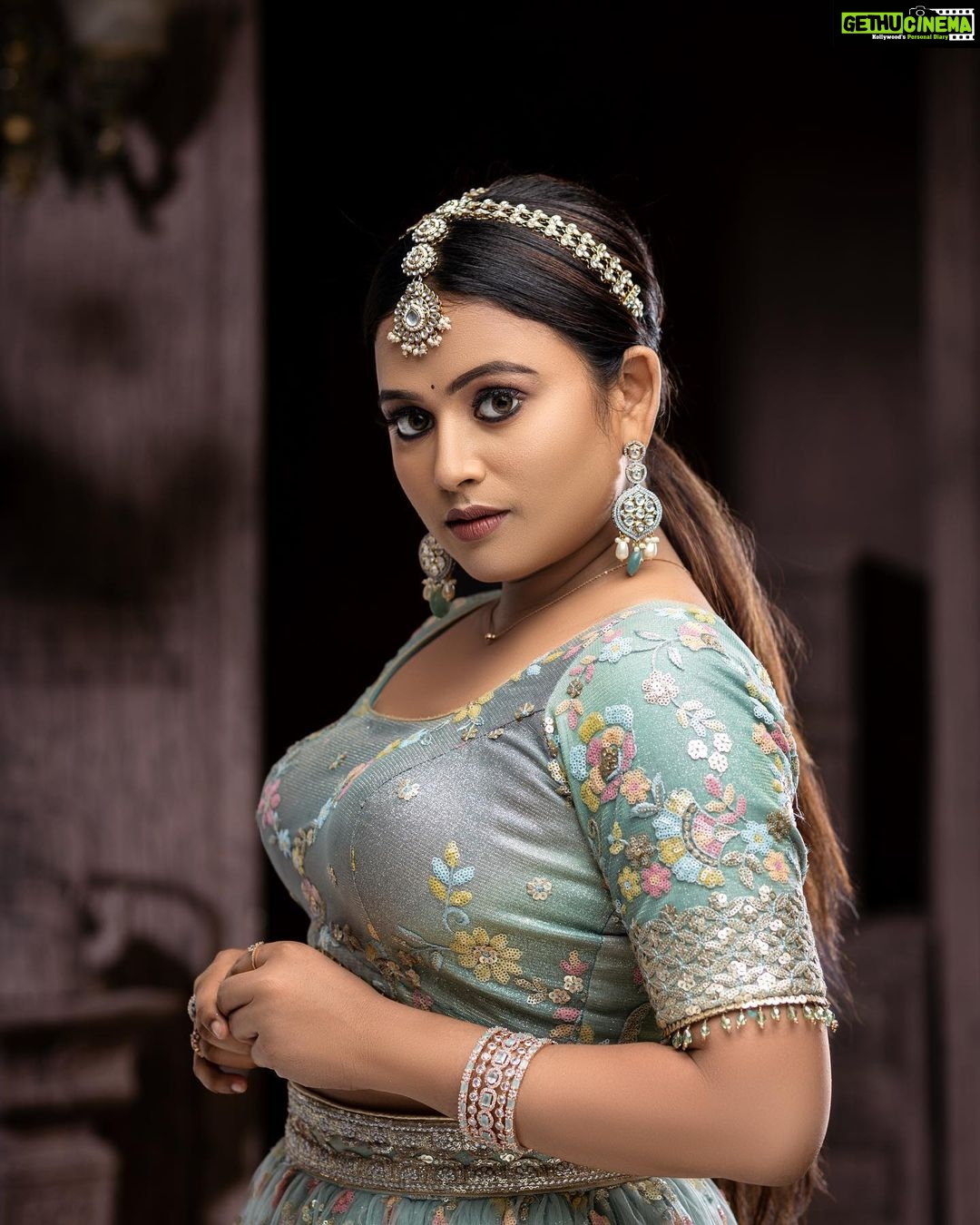 Farina Azad Instagram - Be a living art. Let your style and personality show through the body sway whatever you do . Makeup @makeover_by_miga Costume @visha_boutique_ Jewellery @chennai_jazz Photography @rx_naren_bees Videography @thephotohub.in Hairstylist @nishokhairstylst