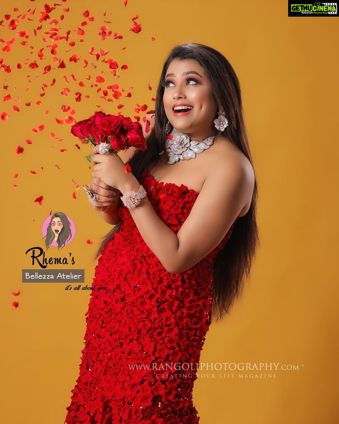 Farina Azad Instagram - Love panunga sir , life nalla irukum Apdinu evanadhu sonna serupala adi (pugal style ) 😜 Happy valentine’s day TEAM: ORGANISED BY: @rhema_ashok ARTIST: @farina_azad_official MUA: @rhemas_bellezza_atelier OUTFIT: @sisrksa.designerstudio DOP: @rangoli_photography HAIRSTYLIST: @flora_beauty_care05 JEWELLERY: @chennai_jazz LOCATION: @rangoli_the_artist_space