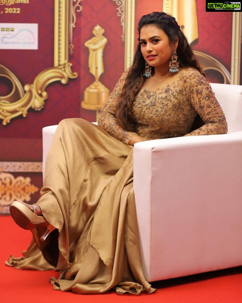 Farina Azad Instagram - Very happy to be the red carpet host of CINEMA VIKATAN AWARDS Thank you @cinemavikatan Outfit @sameenasofficial Picture @poovarasanphotography