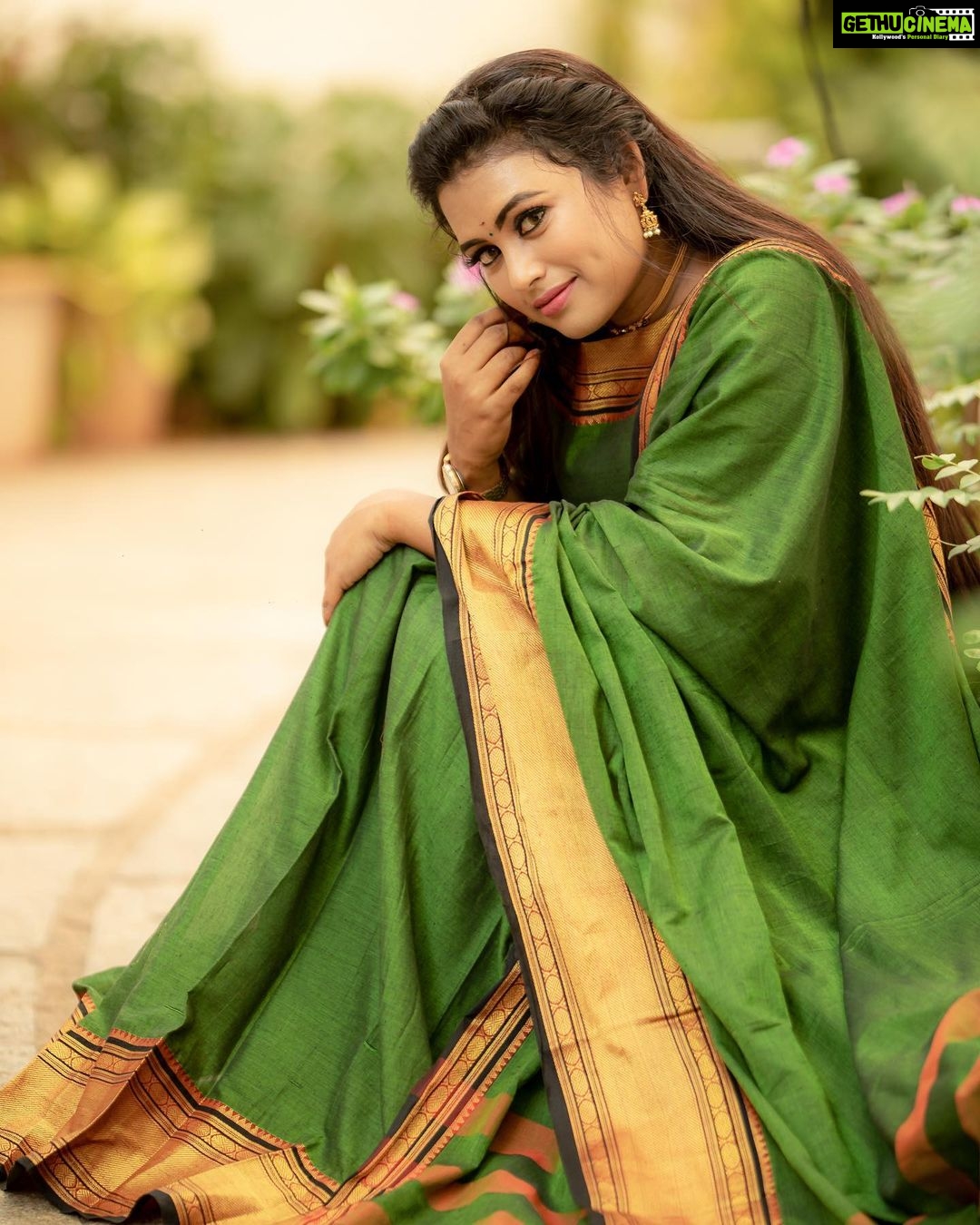 Farina Azad Instagram - பாரதி கண்ணம்மா தொடரின் "எதிர் நாயகி" வெண்பா Artist - @farina_azad_official Costumes - @ivalinmabia Photography - @camerasenthil Makeup - @saranyamakeupartistry Hair - @shalini_hairartist Shoot organized by @rrajeshananda