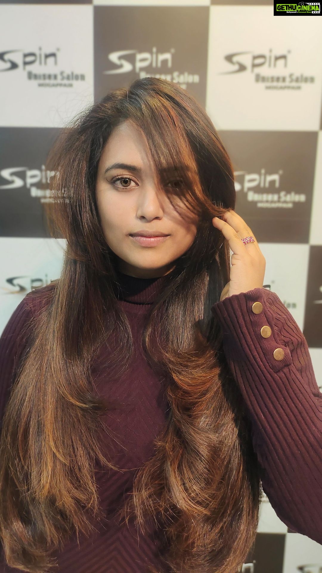 Farina Azad Instagram - New year new me post potte aganum la pa Adhana valakkam Thank you @spinsalonmogappair for the lovely change over Comment your plans for new year #primereels #trendingreels #trending #vijaytelevision #venba #barathikannamma