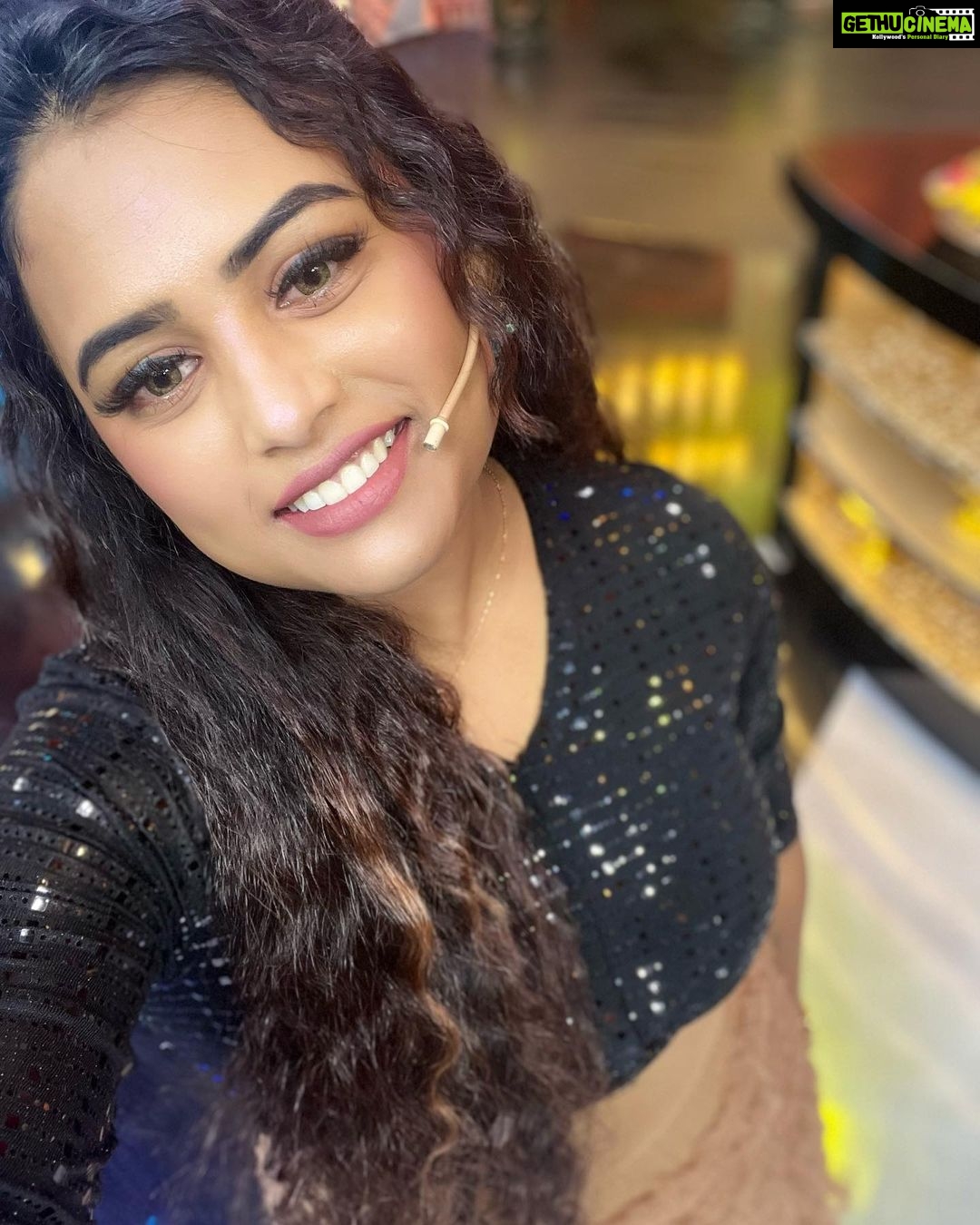 Farina Azad Instagram - Did u smile today? Comment yes or no