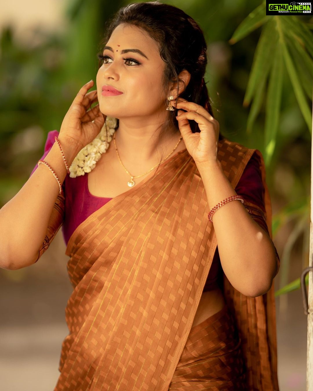 Farina Azad Instagram - பாரதி கண்ணம்மா தொடரின் "எதிர் நாயகி" வெண்பா Artist - @farina_azad_official Costumes - @ivalinmabia Photography - @camerasenthil Makeup - @saranyamakeupartistry Hair - @shalini_hairartist Shoot organized by @rrajeshananda