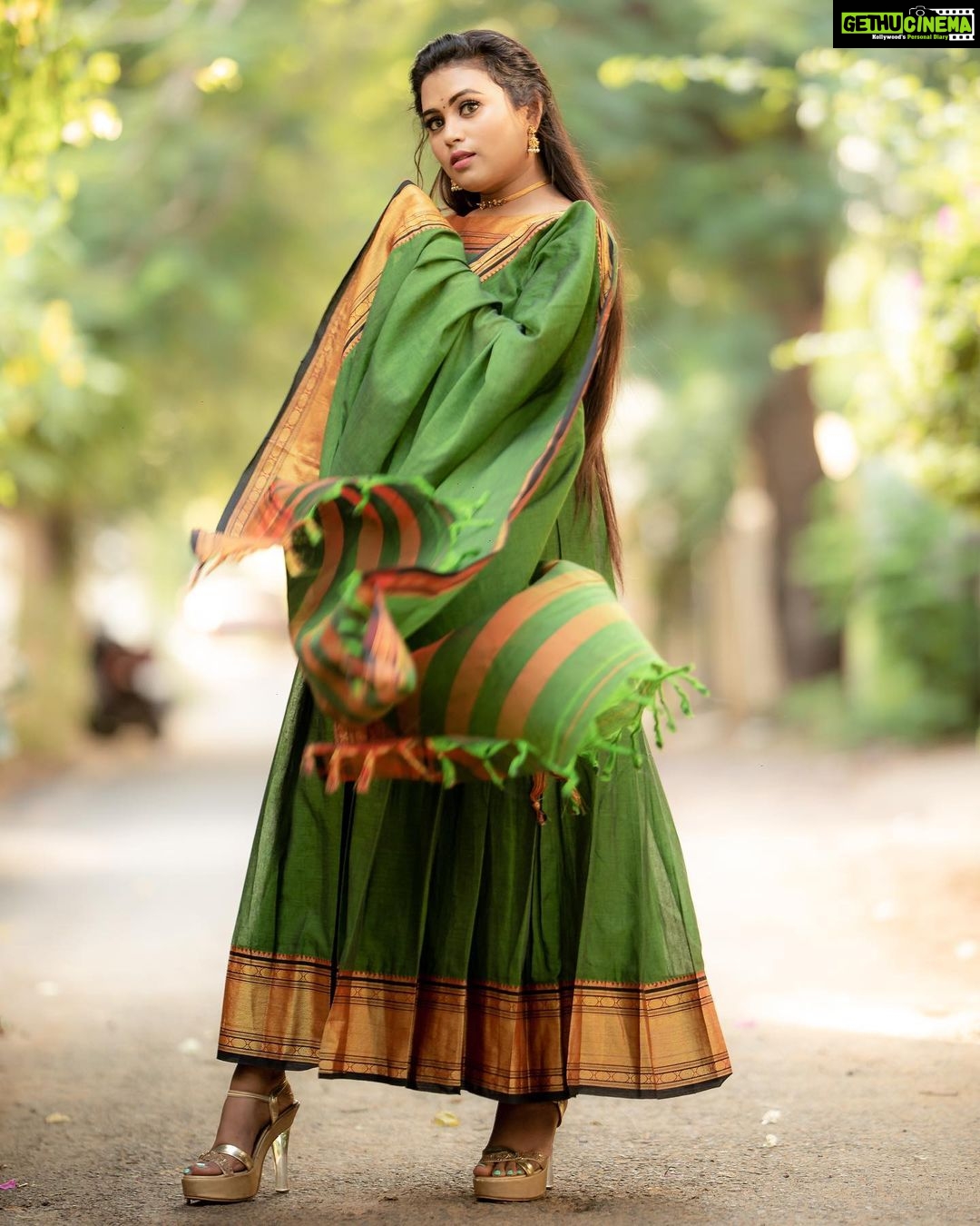 Farina Azad Instagram - பாரதி கண்ணம்மா தொடரின் "எதிர் நாயகி" வெண்பா Artist - @farina_azad_official Costumes - @ivalinmabia Photography - @camerasenthil Makeup - @saranyamakeupartistry Hair - @shalini_hairartist Shoot organized by @rrajeshananda