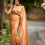 Farina Azad Instagram - Merry Christmas insta family 🥰❤️ பாரதி கண்ணம்மா தொடரின் "எதிர் நாயகி" வெண்பா Artist Farina Latest Photoshoot Artist - @farina_azad_official Costumes - @ivalinmabia Photography - @camerasenthil Makeup - @saranyamakeupartistry Hair - @shalini_hairartist Shoot organized by @rrajeshananda