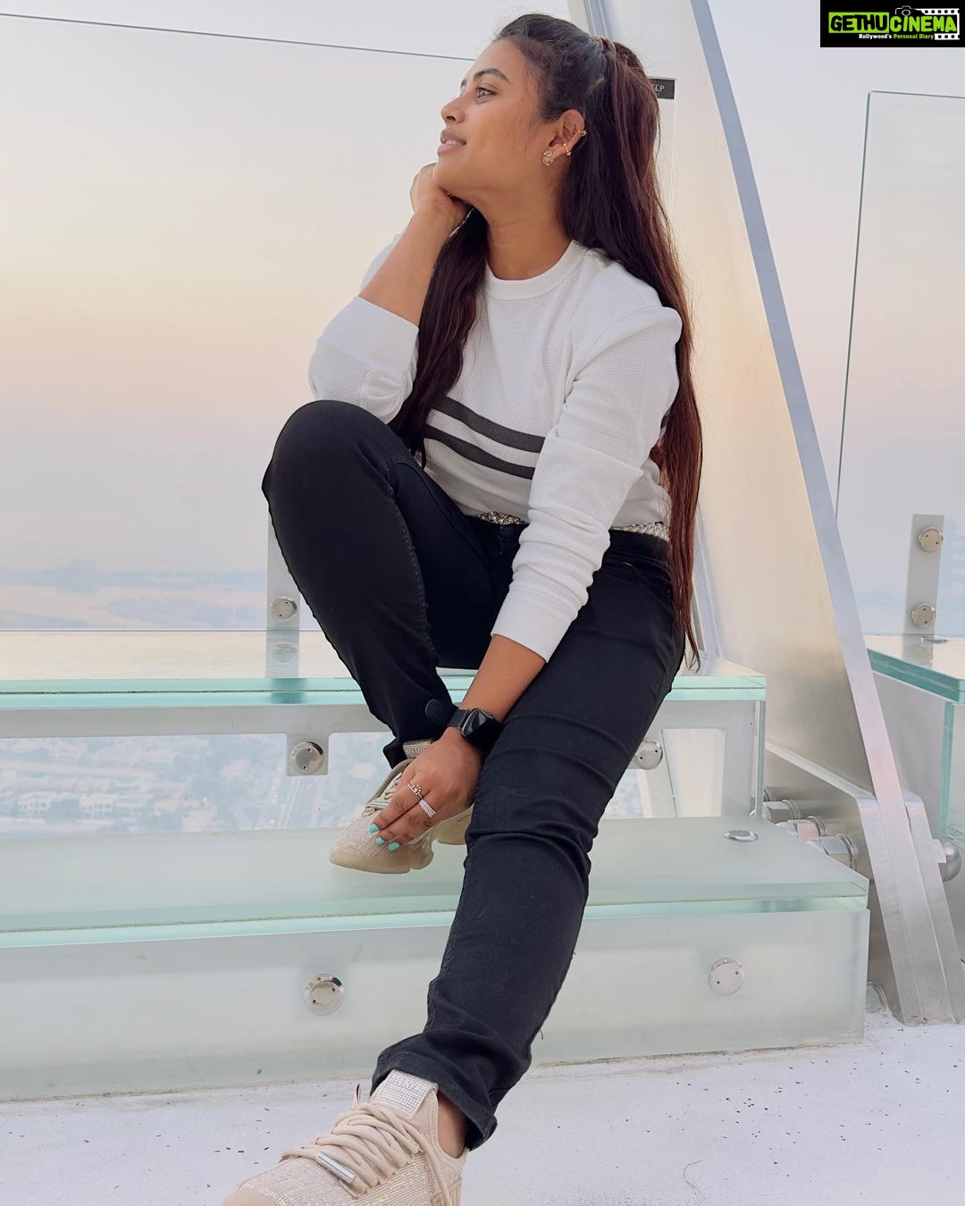 Farina Azad Instagram - Finding calm in all the chaos! Good evening insta fam 🥰
