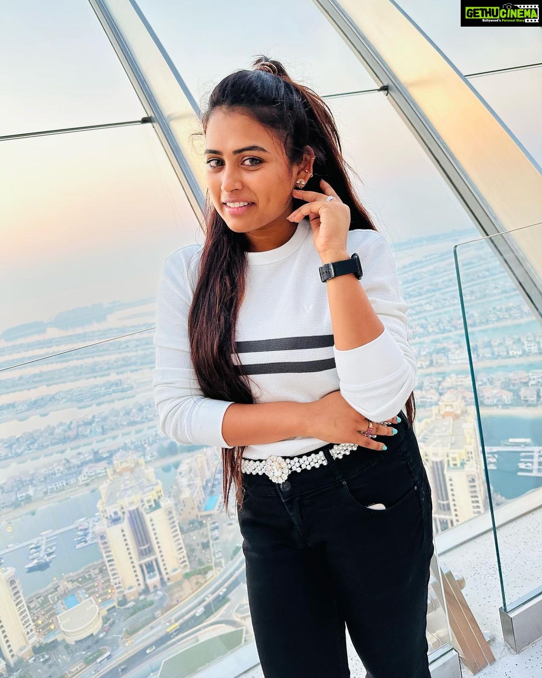Farina Azad Instagram - Finding calm in all the chaos! Good evening insta fam 🥰