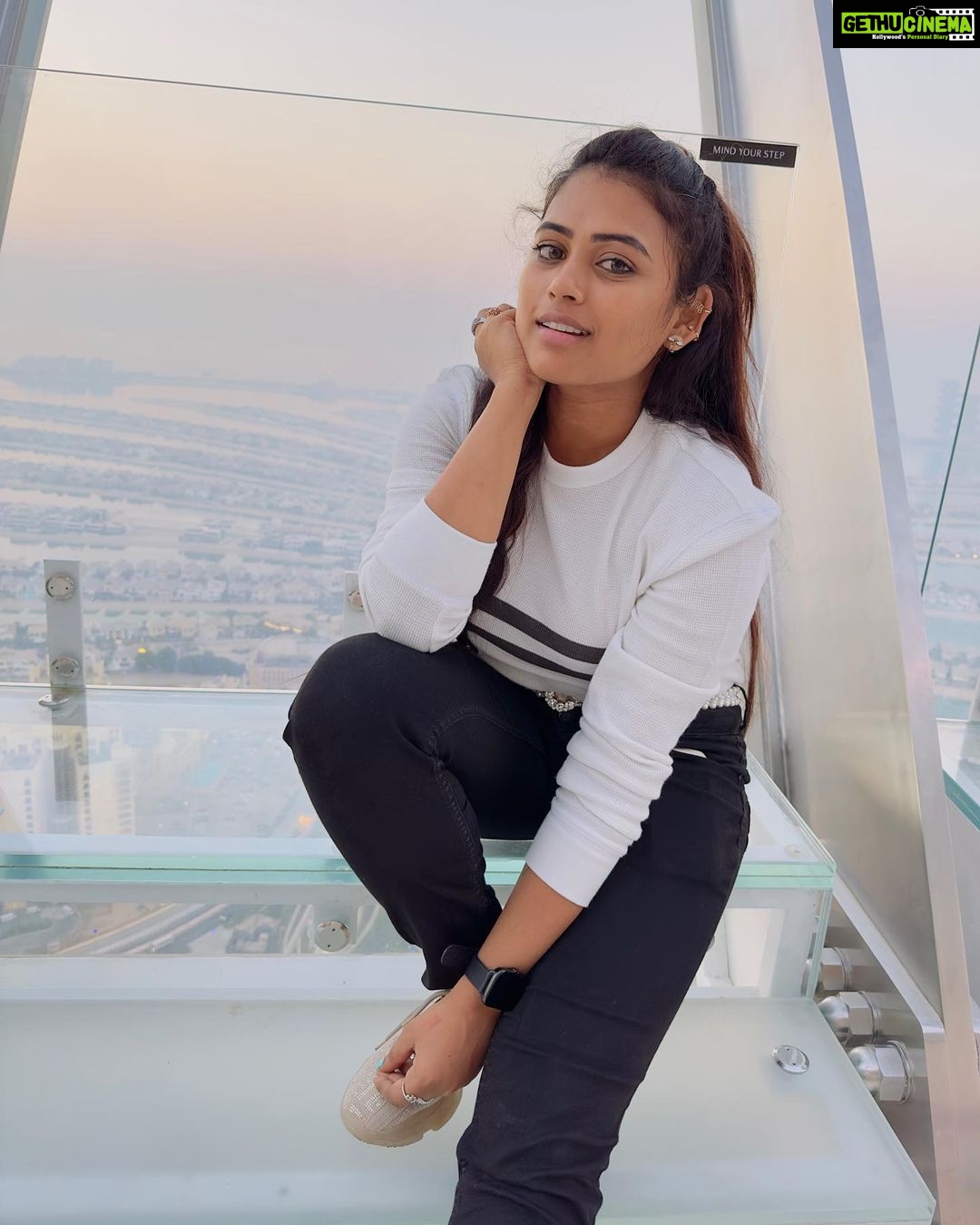 Farina Azad Instagram - Finding calm in all the chaos! Good evening insta fam 🥰