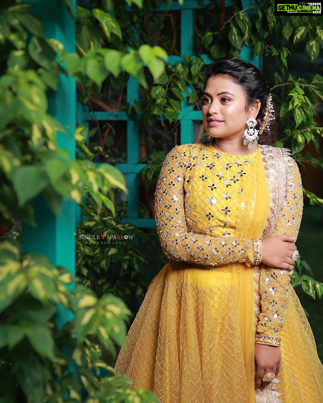 Farina Azad Instagram - Mua @jaanumakeoverartistry Hairdo @akila_hairstylist Outfit @mokshe_rental_destination Jewellery @littlefingers_bridal_jewellery Location @elementsoneastcoast Photography @single_sparrow_photography