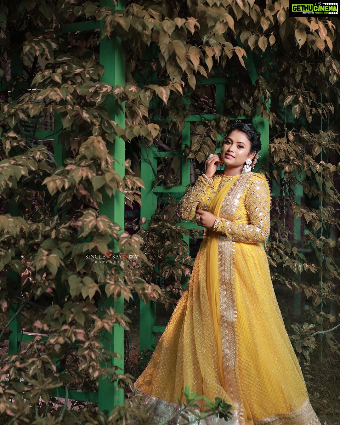 Farina Azad Instagram - Mua @jaanumakeoverartistry Hairdo @akila_hairstylist Outfit @mokshe_rental_destination Jewellery @littlefingers_bridal_jewellery Location @elementsoneastcoast Photography @single_sparrow_photography
