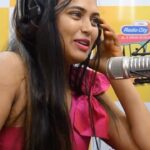 Farina Azad Instagram - RadioCity’s ViralRj @farina_azad_official 🤩 Tune in to #Radiocity Mon to Fri ( 6pm -7pm ) @farina_azad_official @munna_radiocity @bjbala_kpy @kuraishi_the_entertainer #viralrj #farina