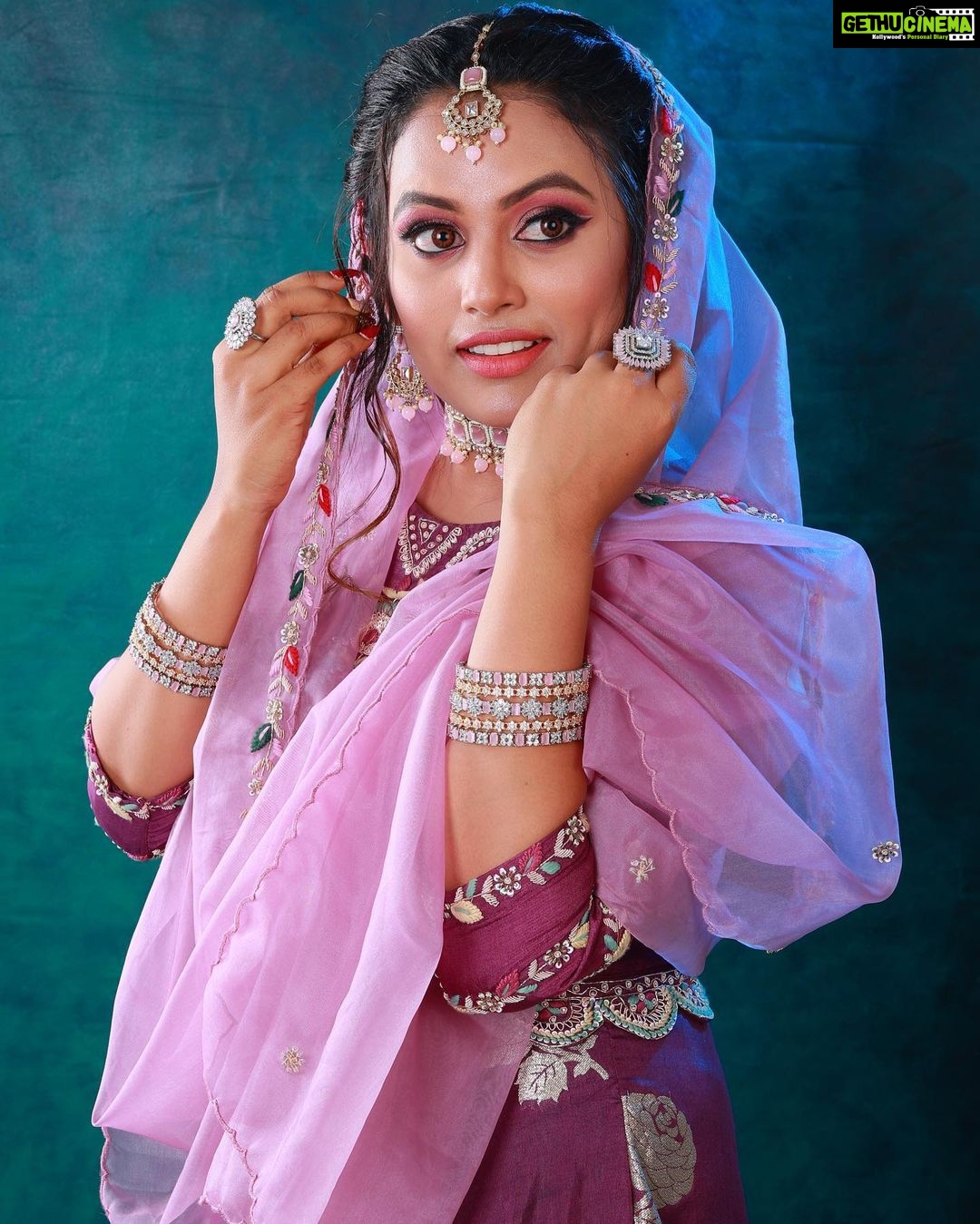 Farina Azad Instagram - Hair & make-up : @makeoverbykalpana Photography : @yazhphotography Jewellery : @goldcopy1486 Costume : @shringatrends Studio : @shotstocks.io