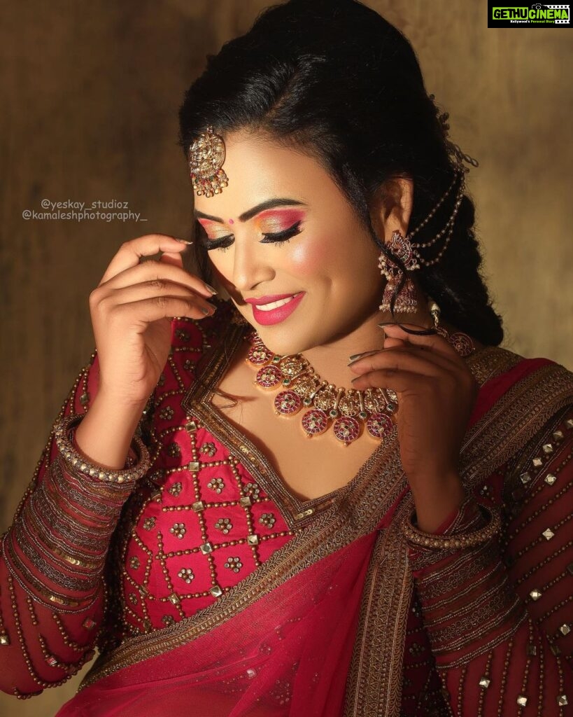 Farina Azad Instagram - Mua - @sushi_the_makeover_artistry Jewelry - @aishubridal_jewellery Photography - @yeskay_studioz @kamaleshphotography_ Cinematography - @samjeremiahj Location - @istills_studio Outfit @sajna_bridal_wear_designer