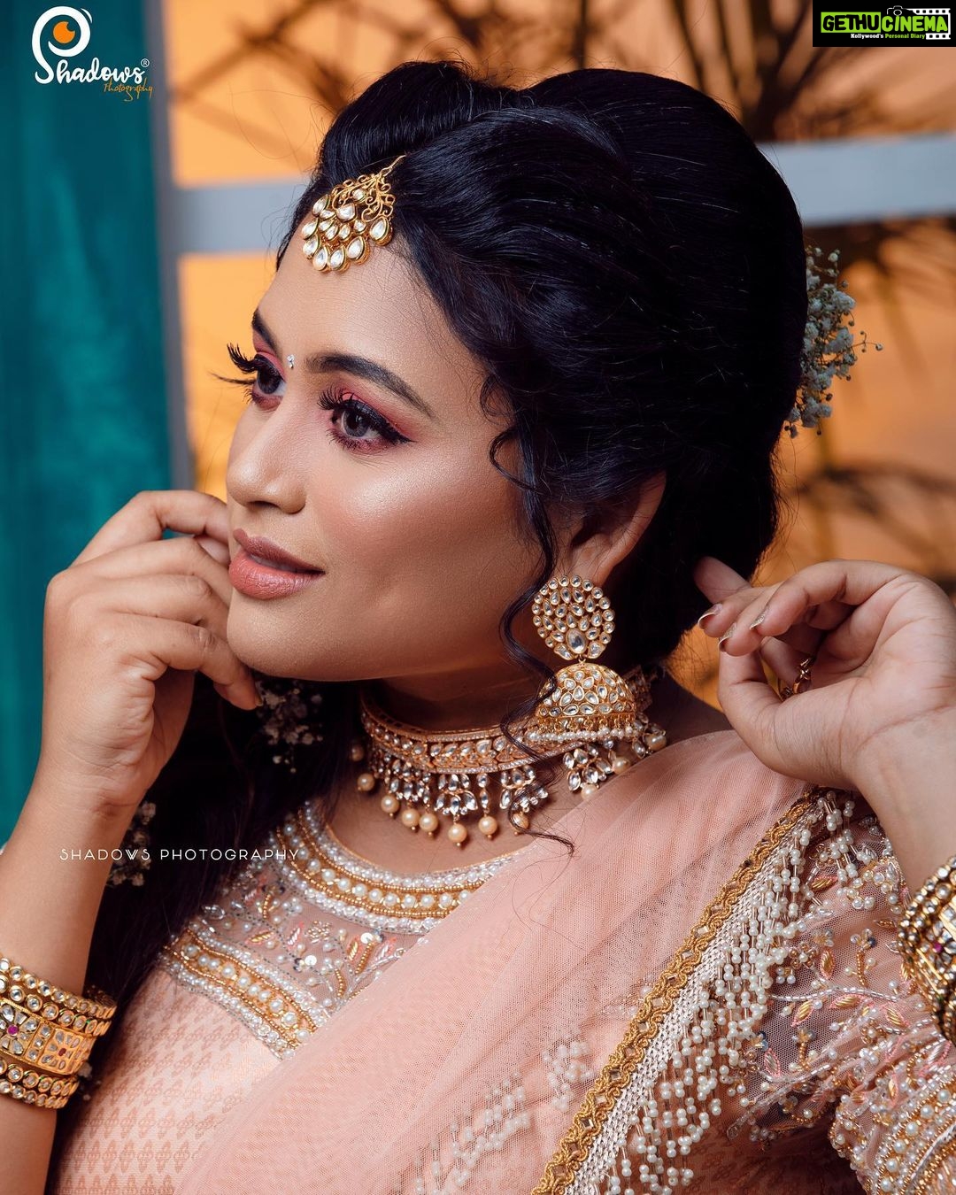 Farina Azad Instagram - In frame @farina_azad_official Outfit @sajna_bridal_wear_designer Muah @preethiartistry Photography @shadowsphotographyy @ajay_shadowsphotography Jewellery @new_ideas_fashions Flowers @blossom_bridal_flowers